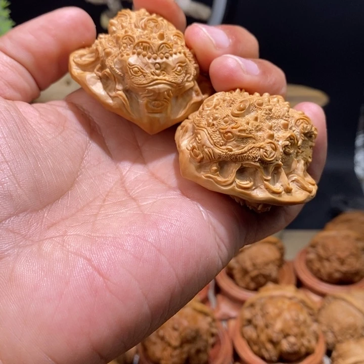 核桃把件煎****）纯手工雕刻文玩核桃