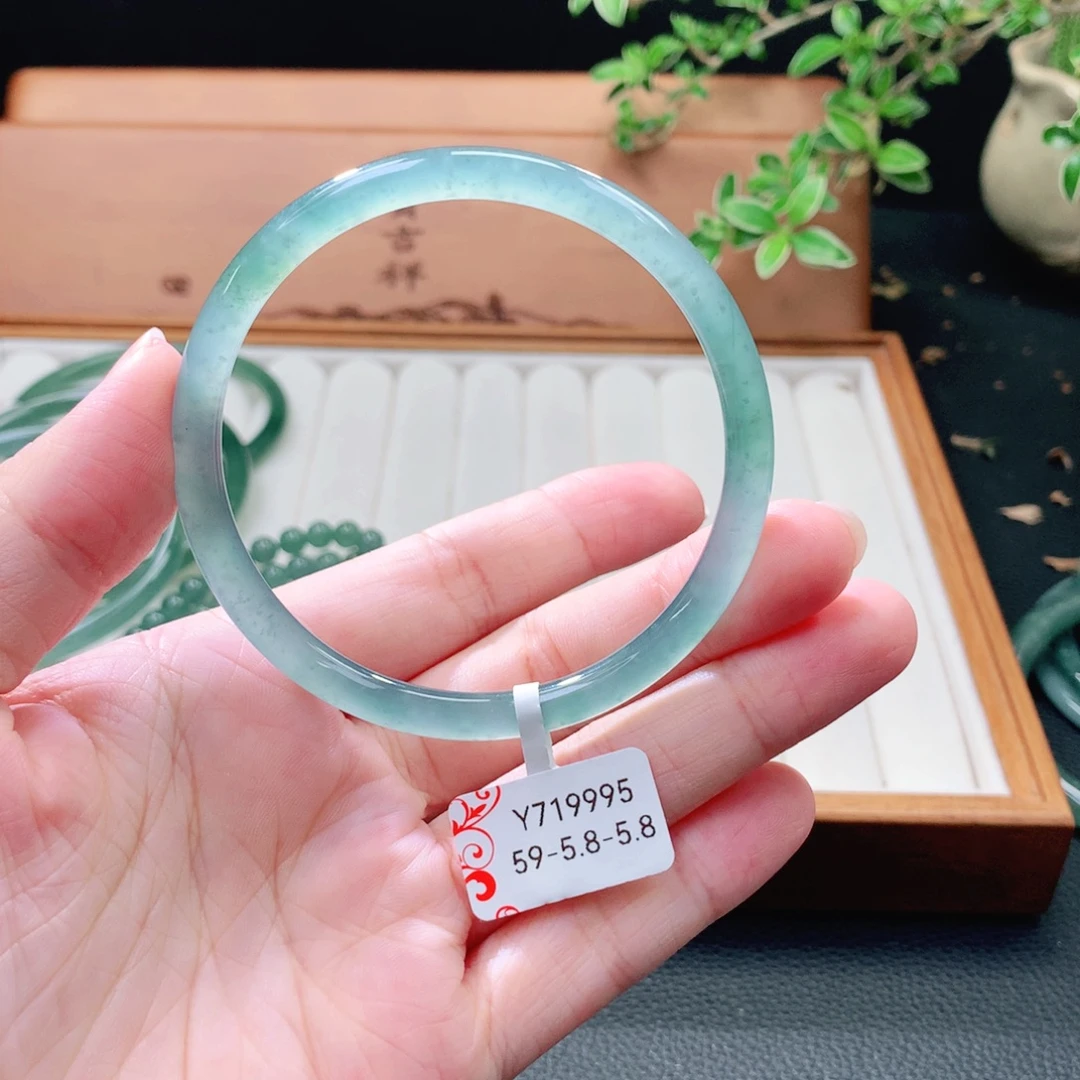 翡翠未镶嵌手镯（圆镯）