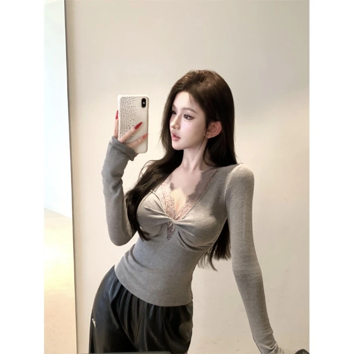 甜辣蕾丝白色V领打底衫女秋冬2025新款独特别致性感内搭上衣