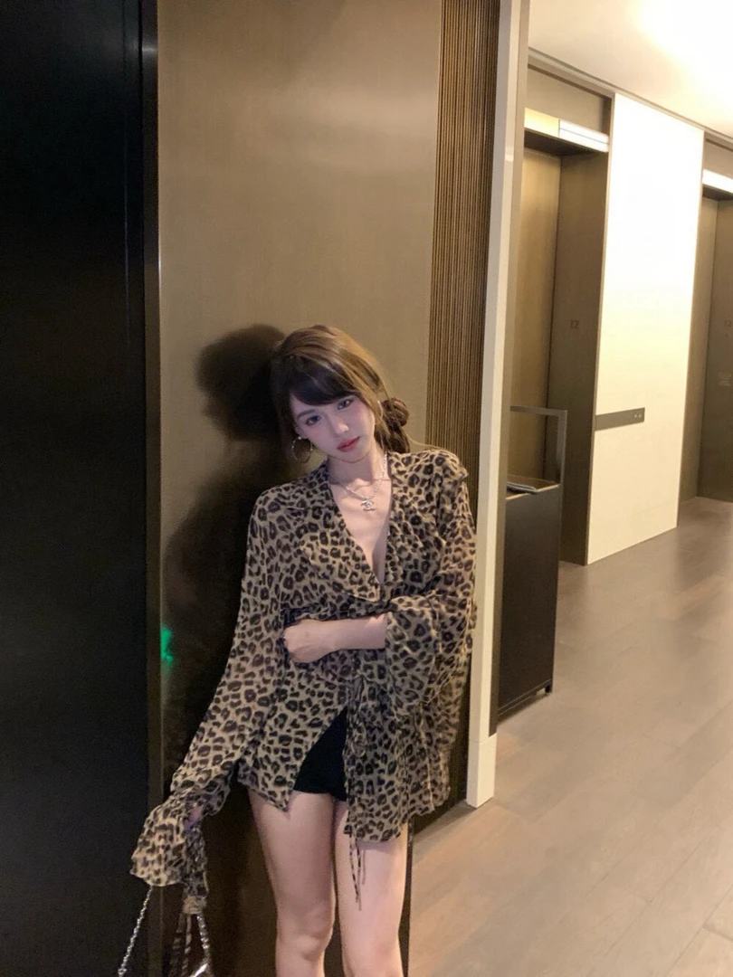 秋季新款荷叶边长袖豹纹印花V领宽松中长款辣妹衬衫