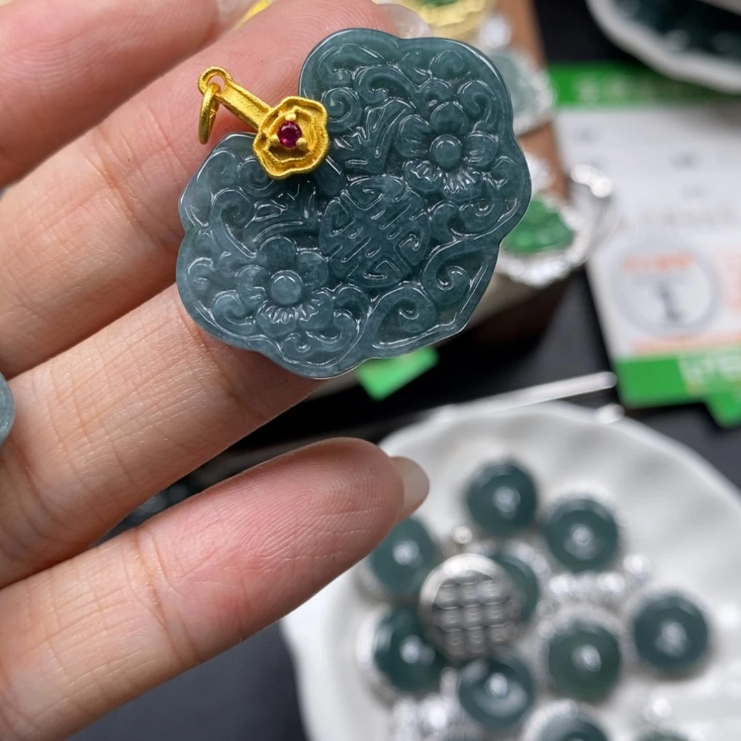 翡翠颈饰未镶嵌翡翠