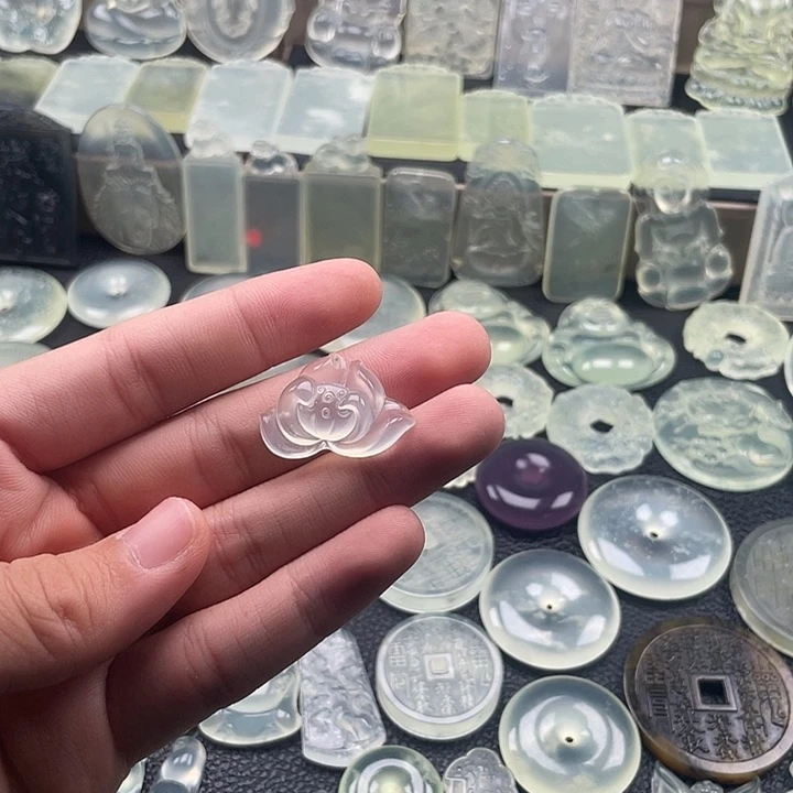 岫玉未镶嵌颈饰莲花