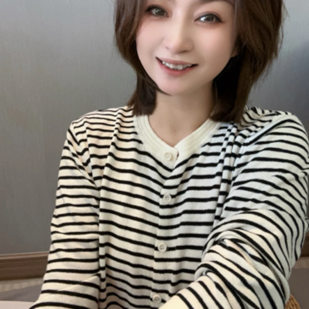 【美含推荐】泡菜系列经典圆领条纹开衫