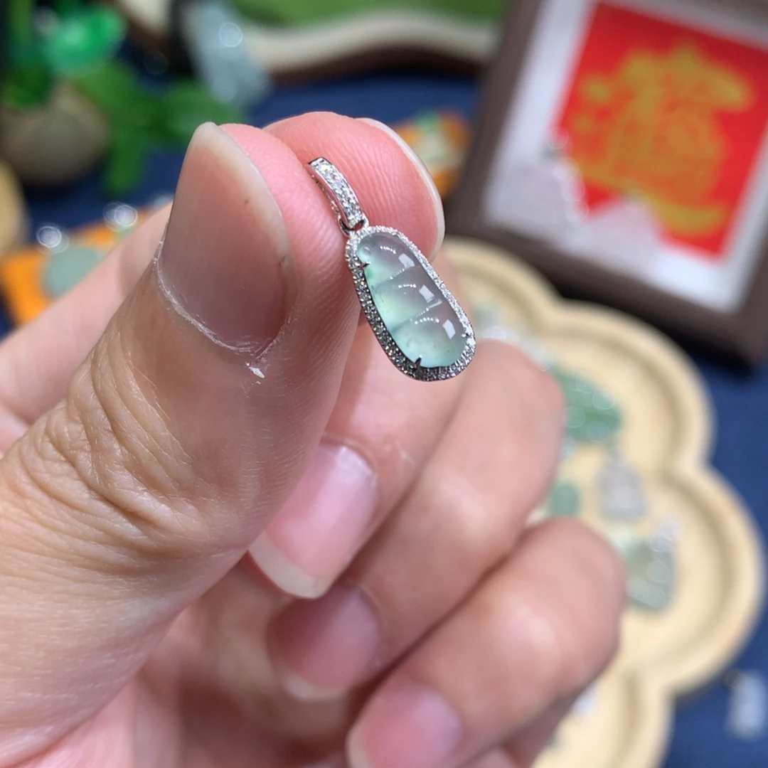 翡翠18K金镶嵌颈饰豆子