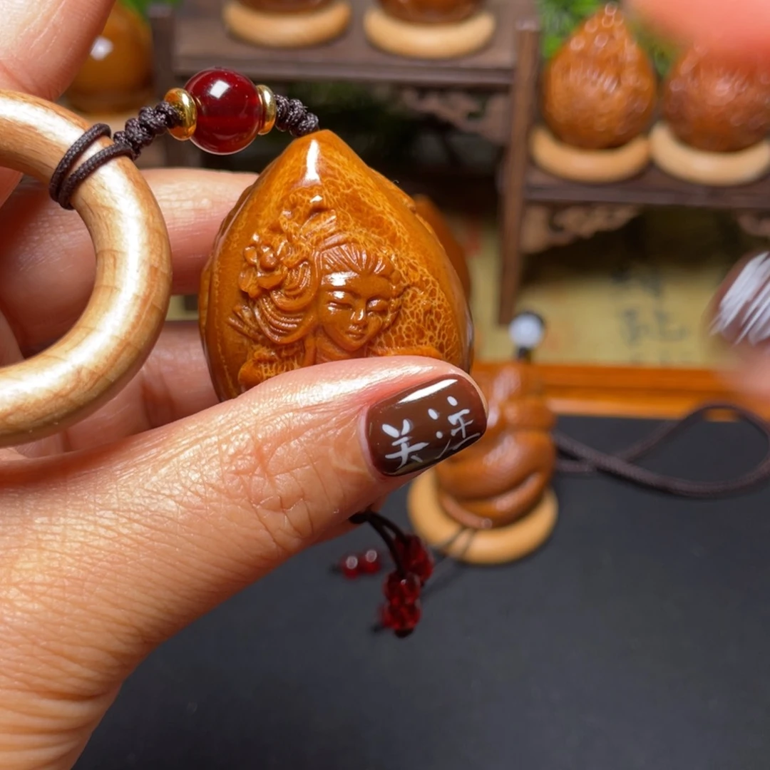 橄榄核吊坠美女三年