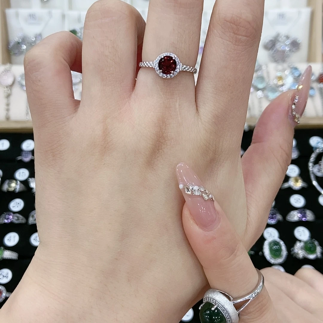 带****戒指石榴石银S925镶嵌
