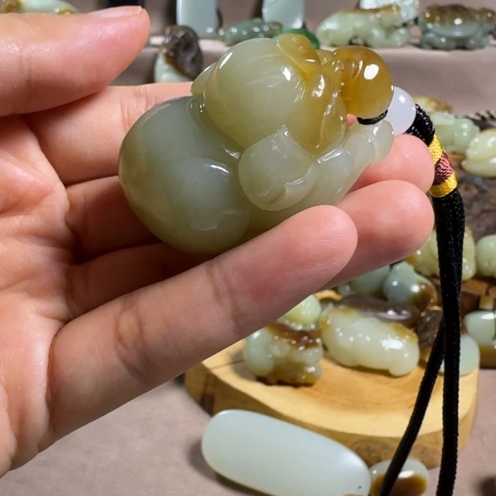 颈饰未镶嵌和田玉（糖玉）