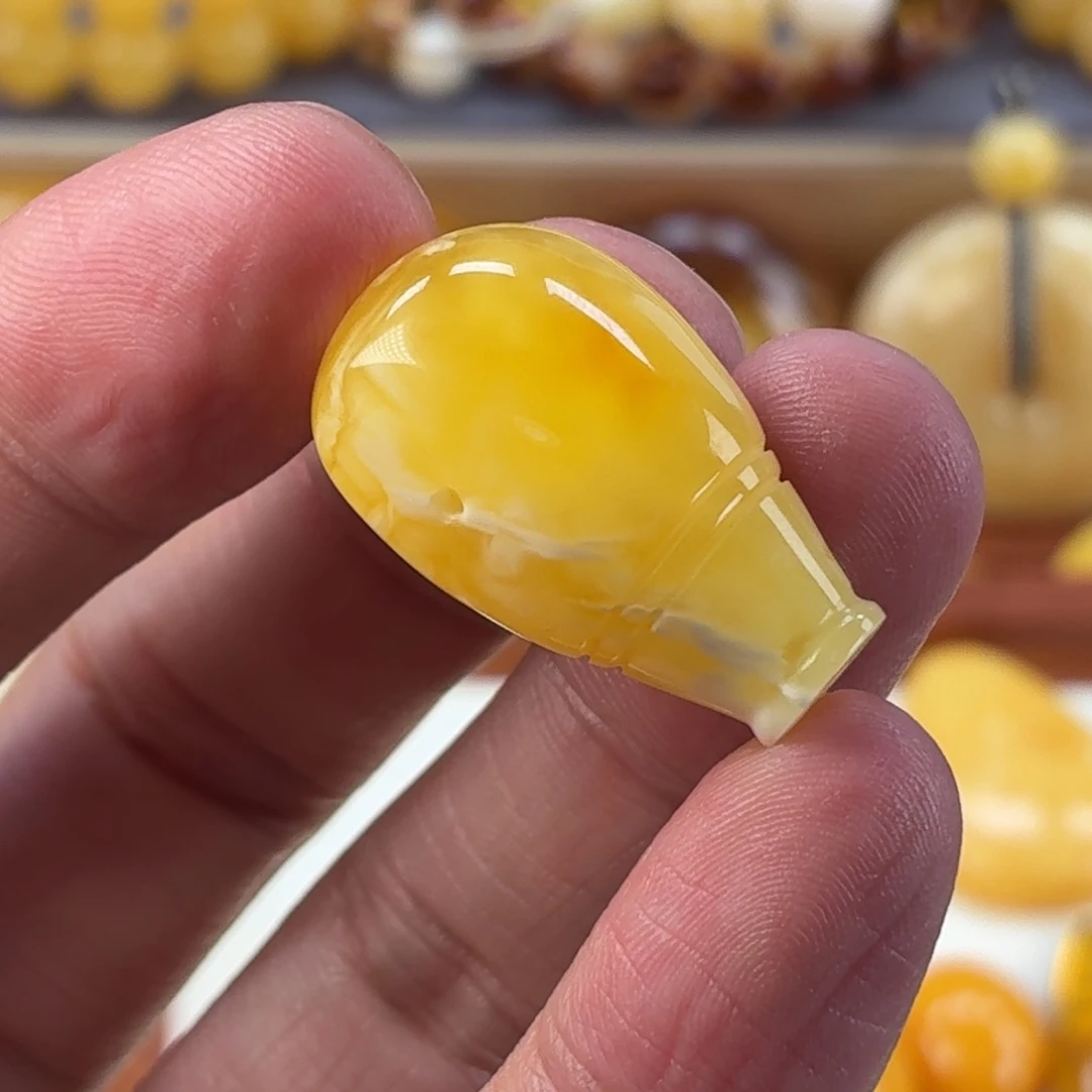 P***a琥珀未镶嵌裸石三通