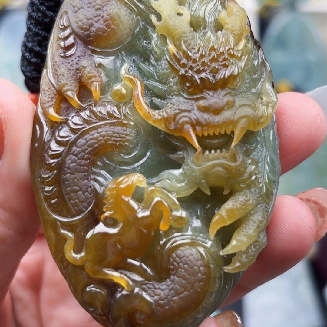 翡翠未镶嵌颈饰龙