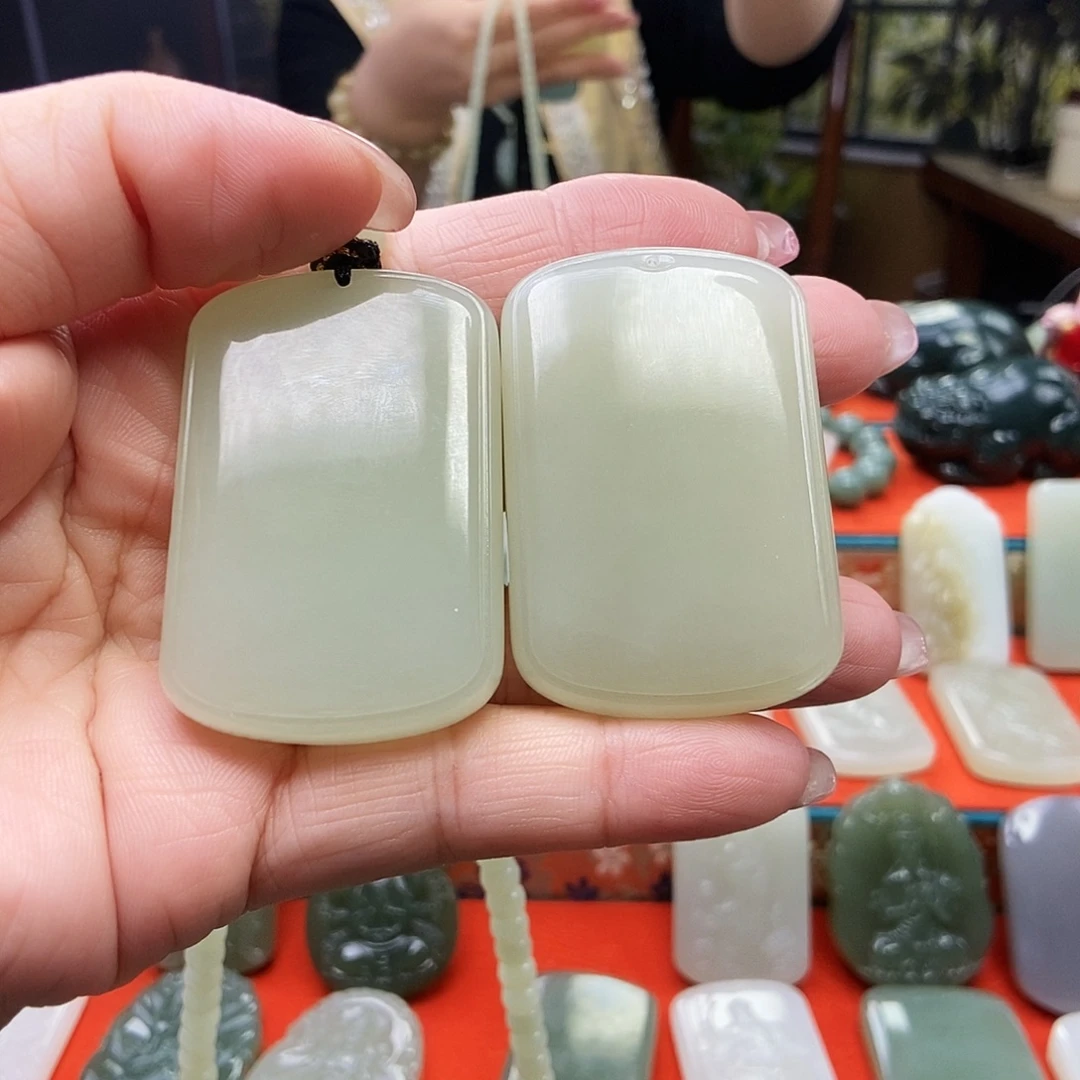 彬***礼和田玉未镶嵌颈饰