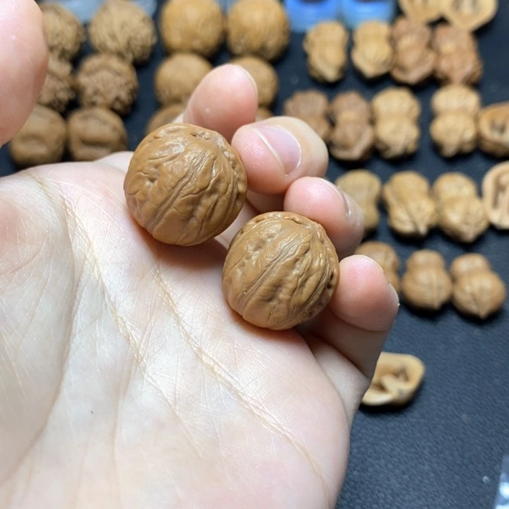 文玩核桃把件大****瓶秋子手捻