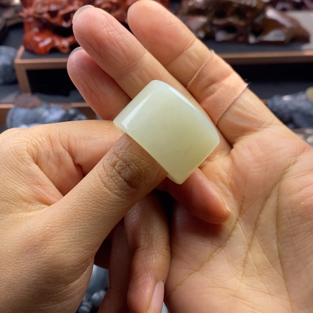 温***。和田玉未镶嵌挂件