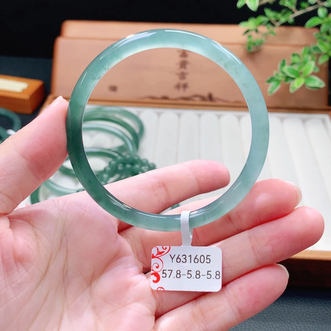 未镶嵌手镯（圆镯）翡翠