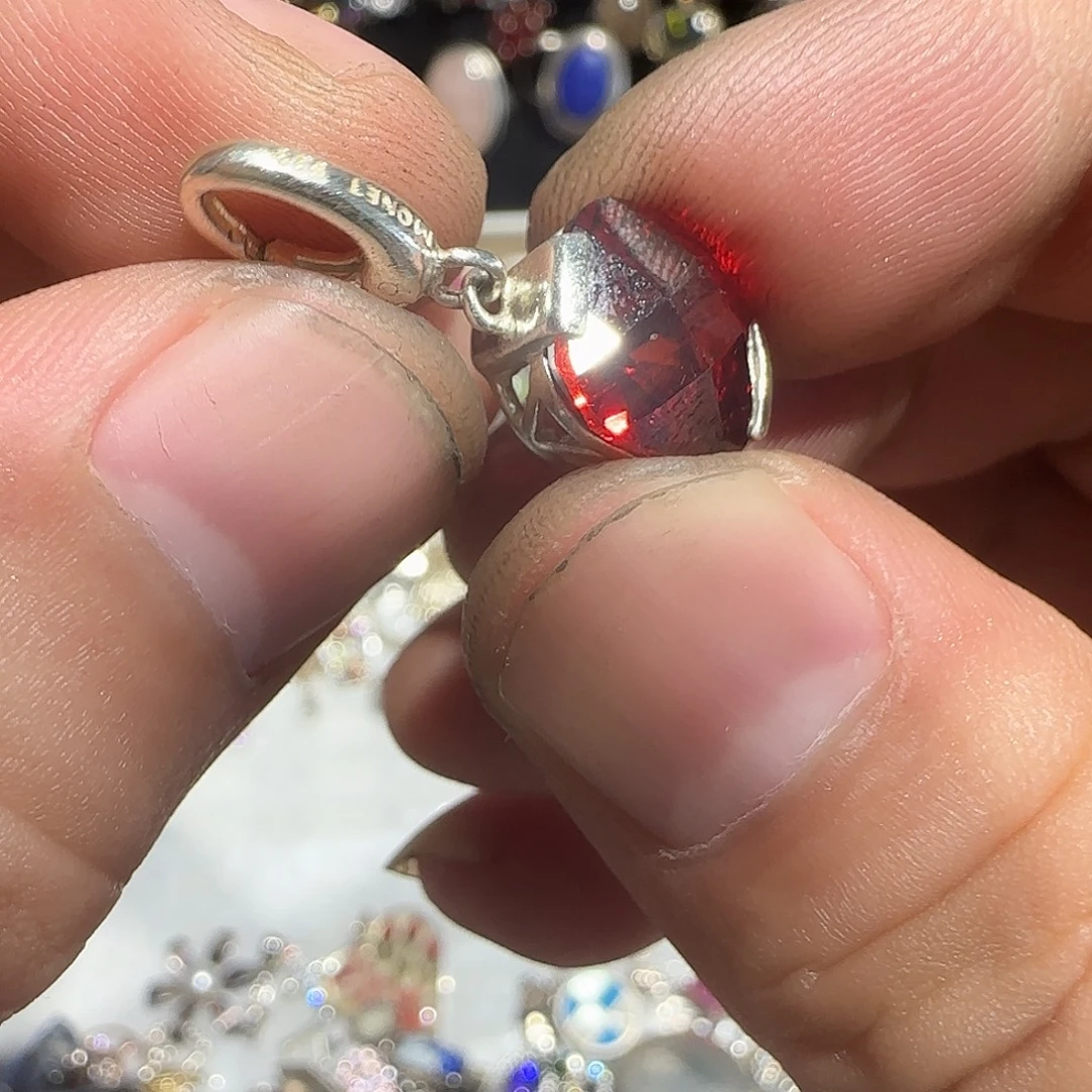 水***漂大理石纯铜吊坠的设计也是