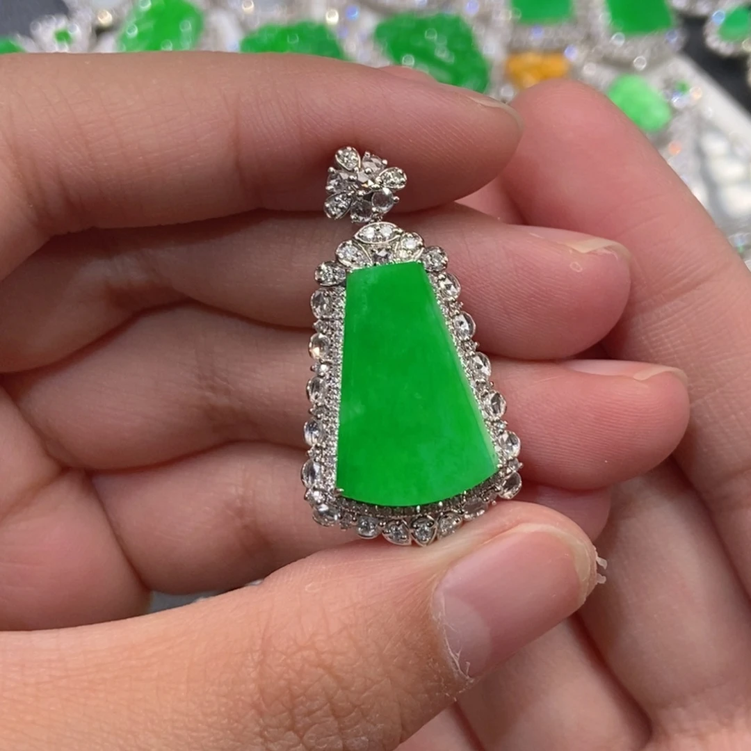 翡翠18K金镶嵌颈饰天然缅甸A货翡翠