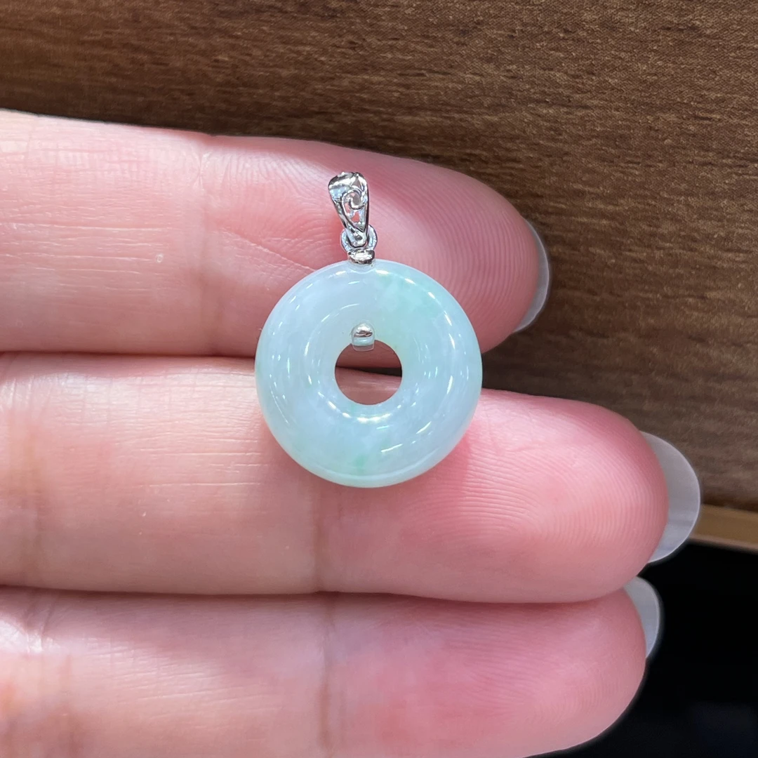 18k金镶嵌缅甸翡翠A货吊坠时尚精美冰绿