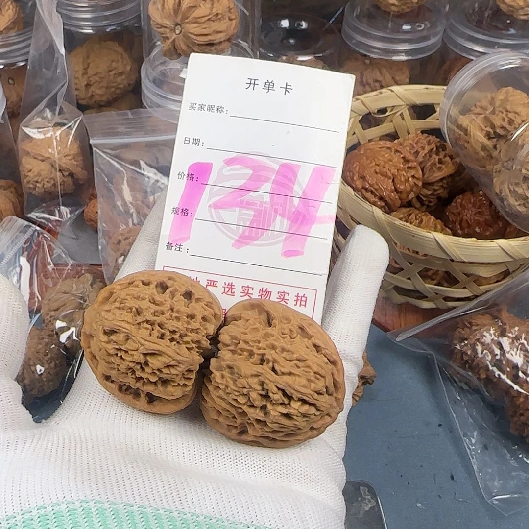 文玩核桃吊坠胡***毛南疆石