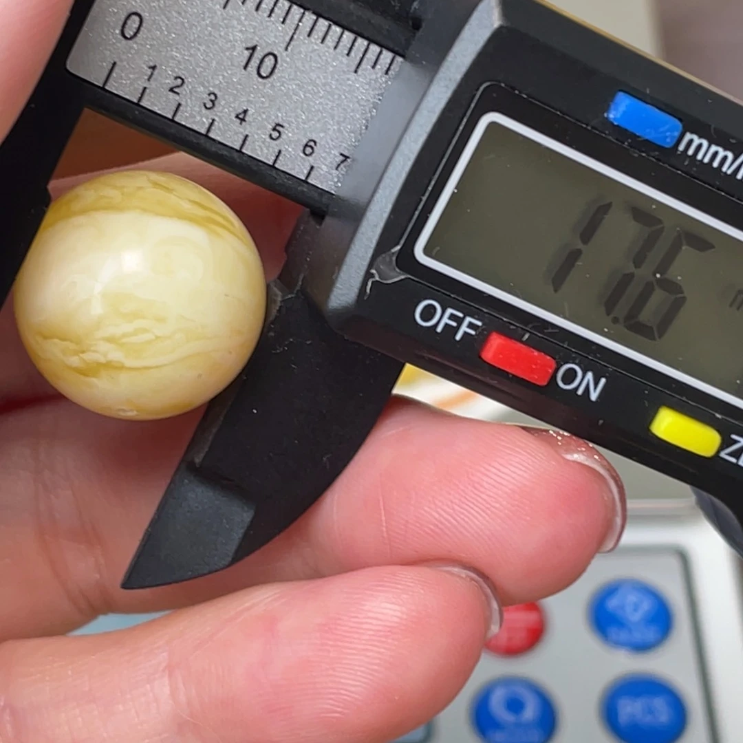 未镶嵌琥珀裸石微瑕298