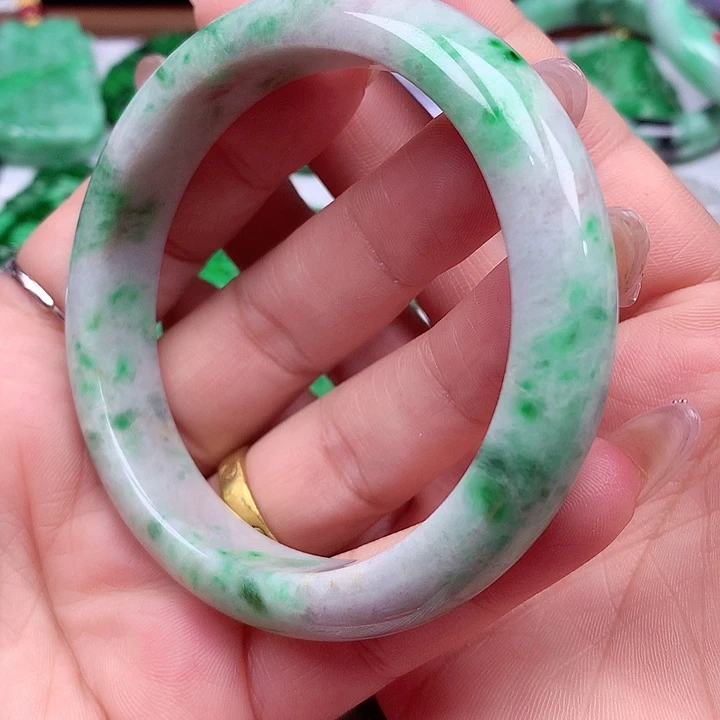 翡翠手镯未镶嵌翡翠手镯