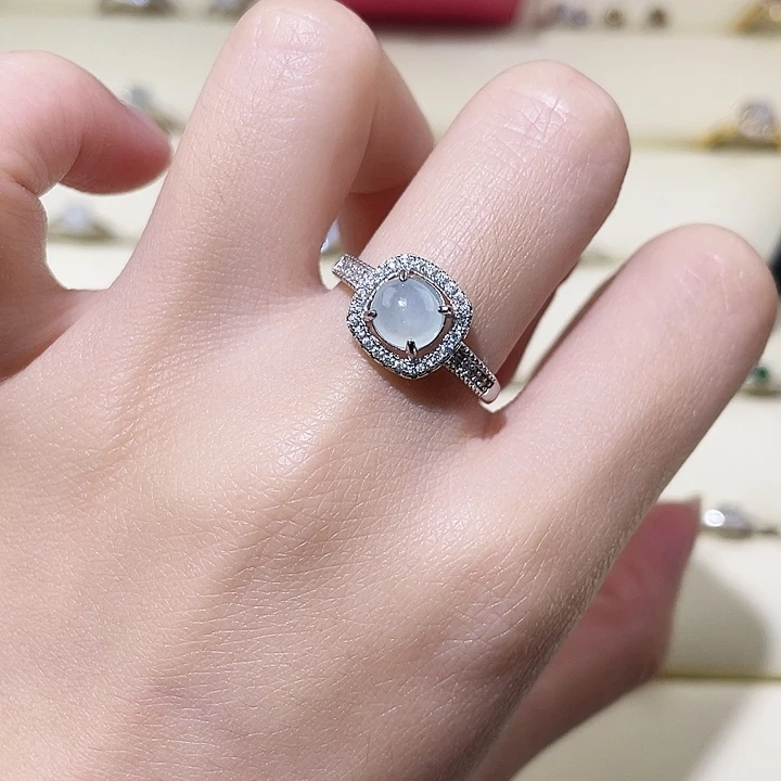 翡翠未镶嵌颈饰戒指