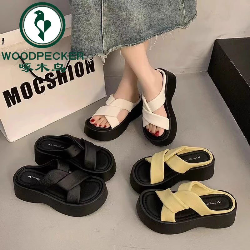 啄木鸟厚底凉鞋女外穿2025新款夏季露趾交叉凉拖防水台松糕度假鞋