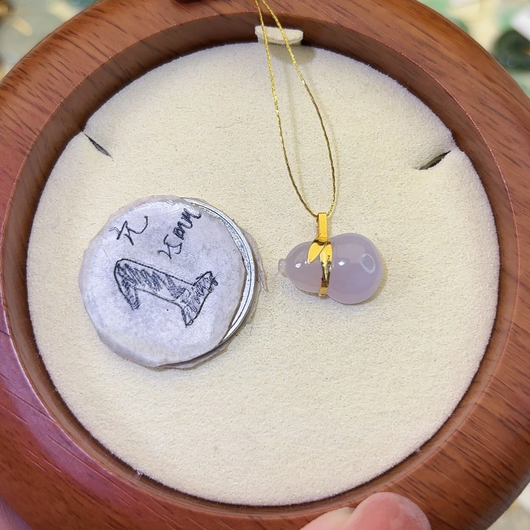 努***仔颈饰18K金镶嵌翡翠葫芦