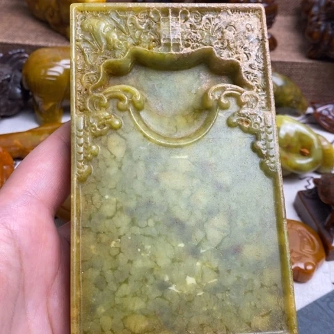 蛇纹石玉未镶嵌颈饰