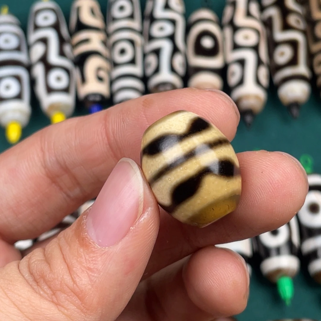 玛瑙/玉髓裸珠虎牙