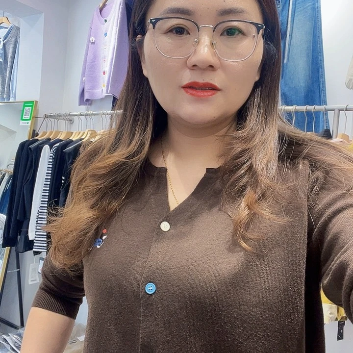 蓝*V领彩扣针织衫