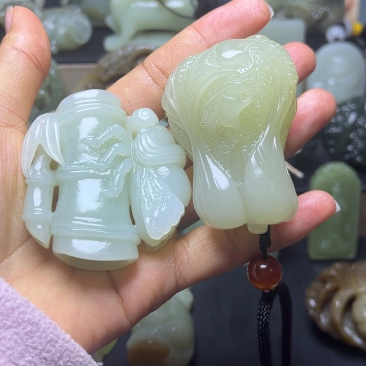 熏***家和田玉未镶嵌颈饰