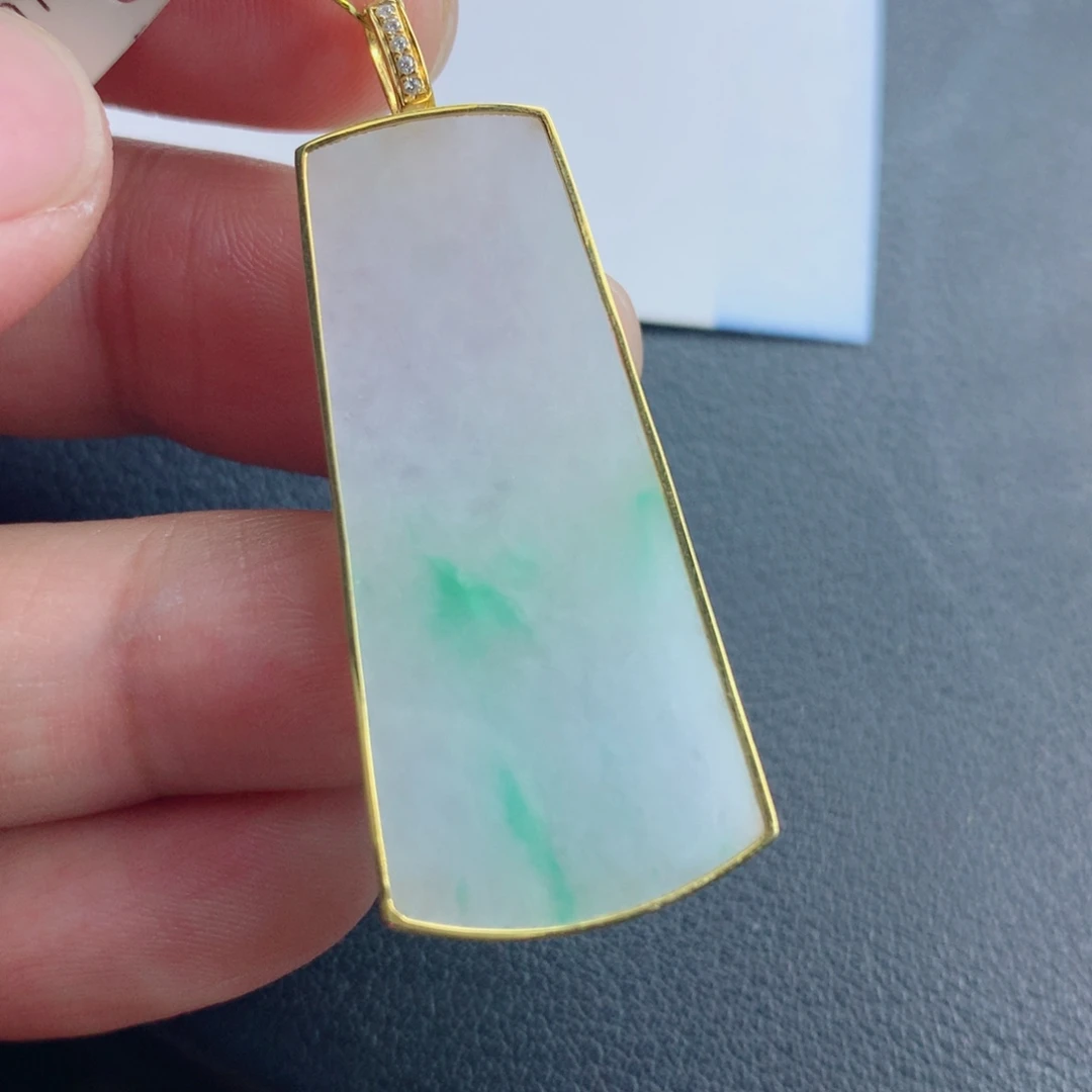 翡翠未镶嵌颈饰无事牌