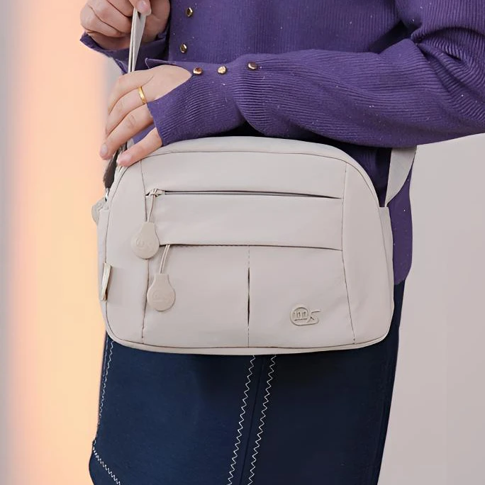 新款女士单肩包斜挎包防水休闲百搭简约通勤多层小方包