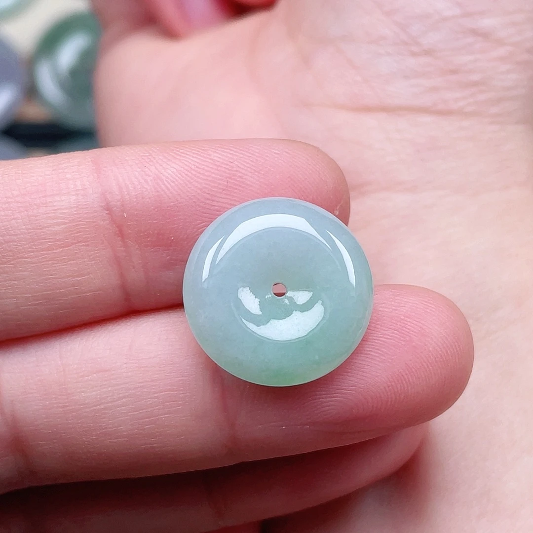 翡翠未镶嵌颈饰平安扣