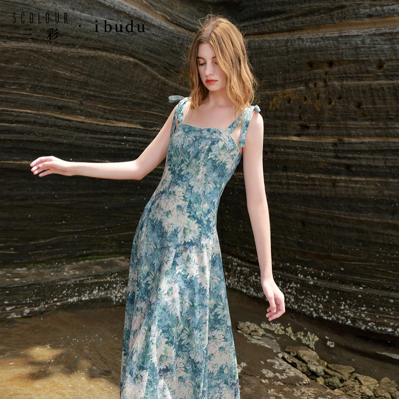 三彩ibudu2025夏季新款油画吊带裙蝴蝶结收腰A字裙长裙女