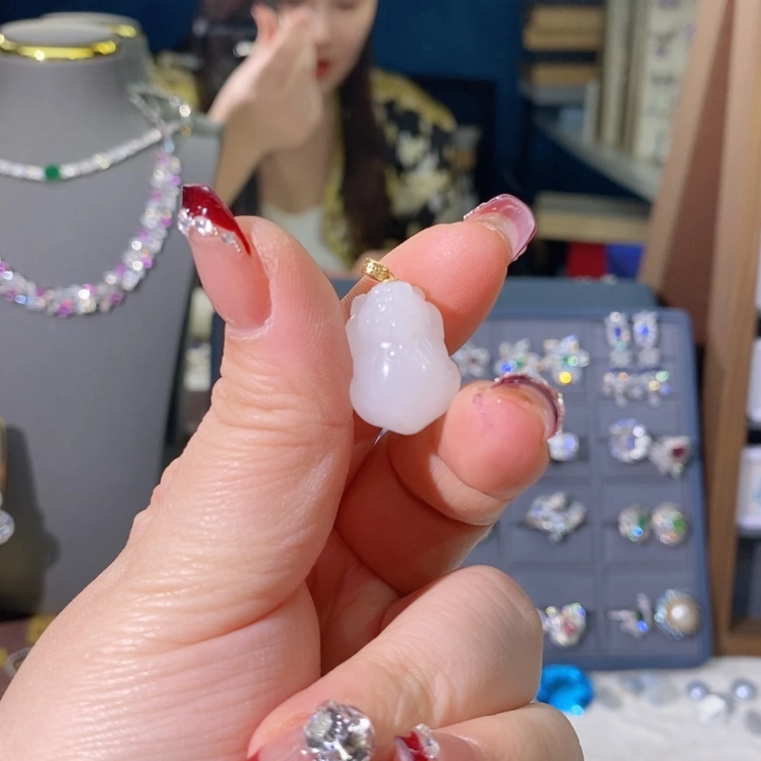 和田玉颈饰18K金镶嵌是****