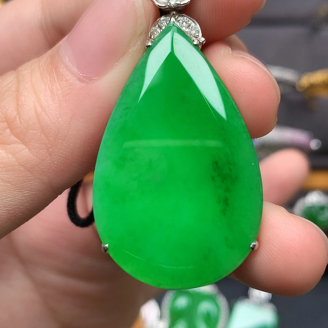 听***g翡翠18K金镶嵌颈饰