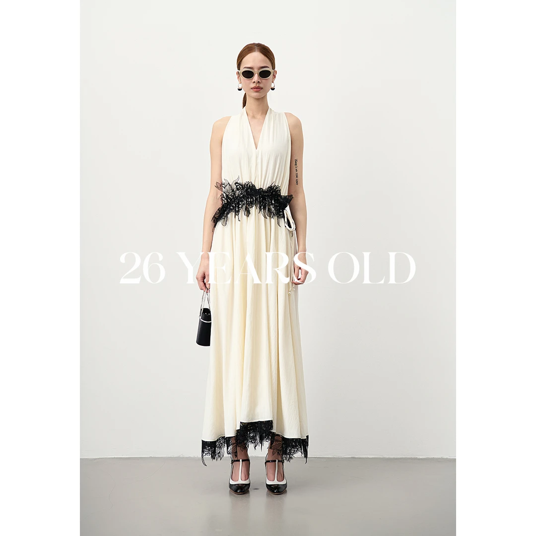 26YEARSOLD优雅时尚气质黑白无袖V领凤尾蕾丝拼接超长连衣裙3150