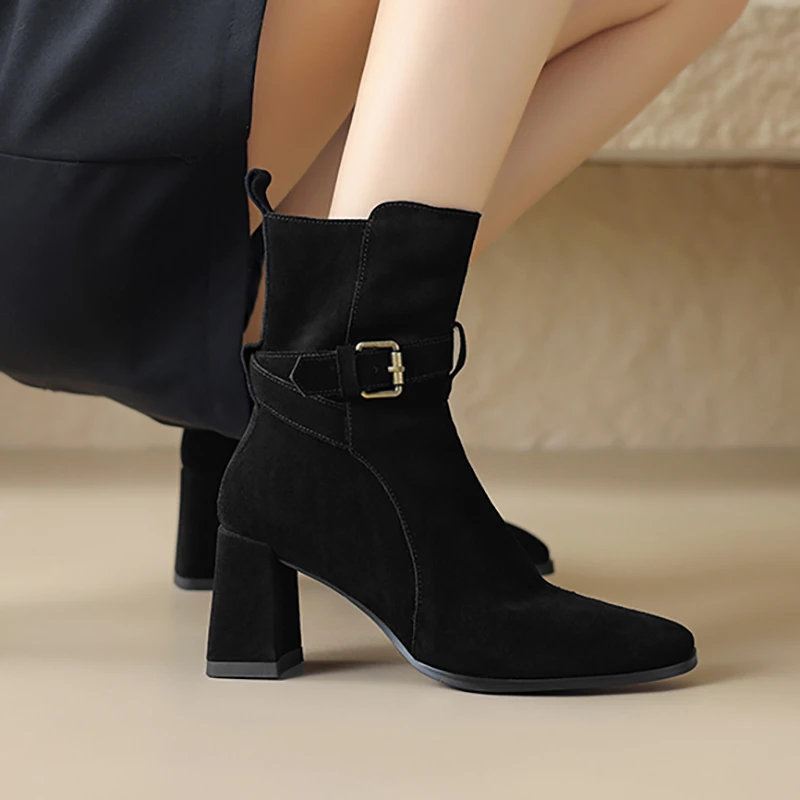7cm黑色磨砂皮带扣粗跟短靴女复古风绒面高跟方头单靴气质时装靴