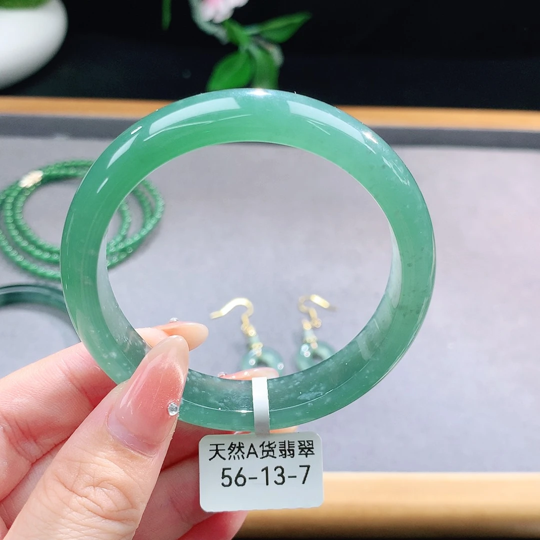 未镶嵌手镯（圆镯）翡翠