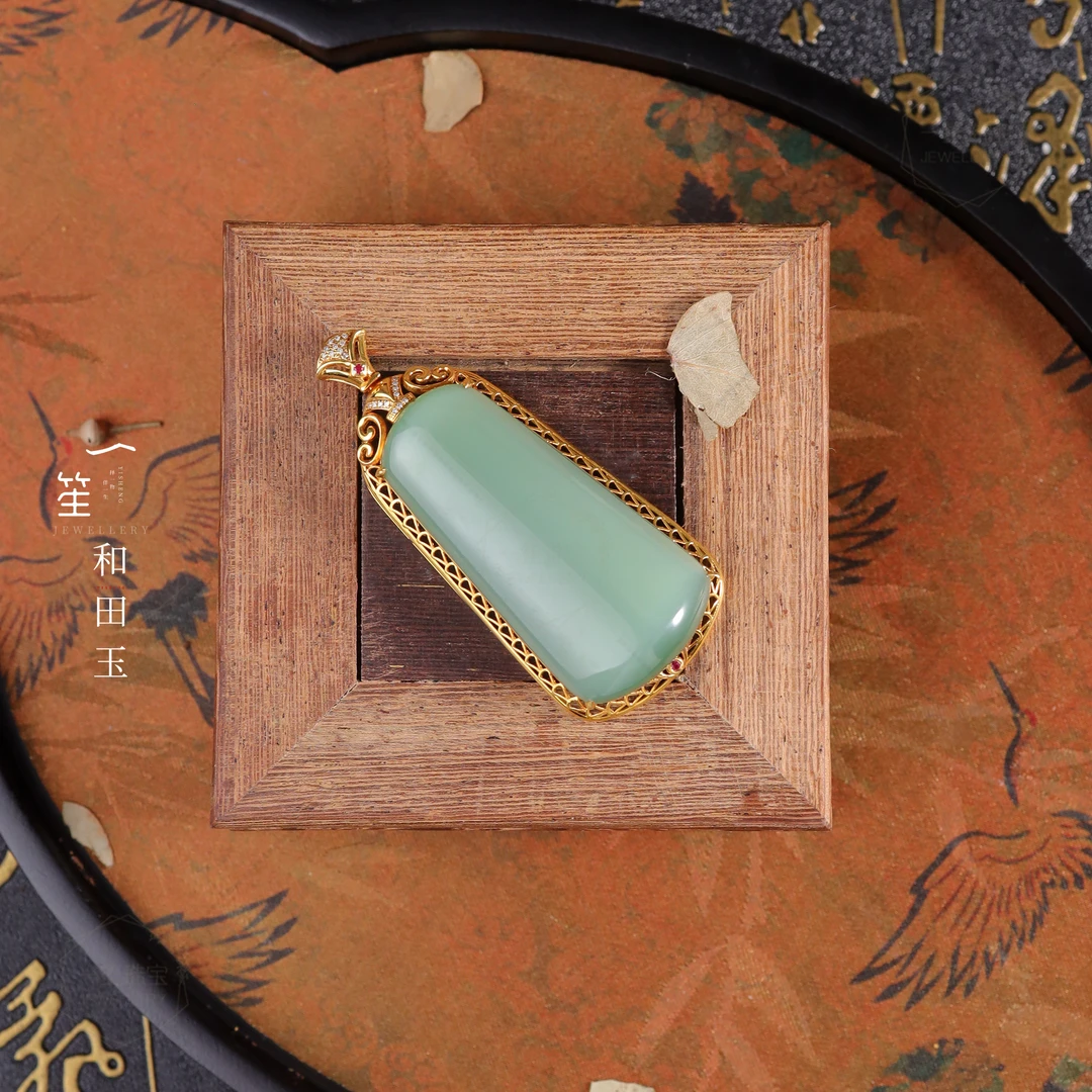 【一笙珠宝】天然和田玉收藏级高色粉青无事牌吊坠18k金镶嵌