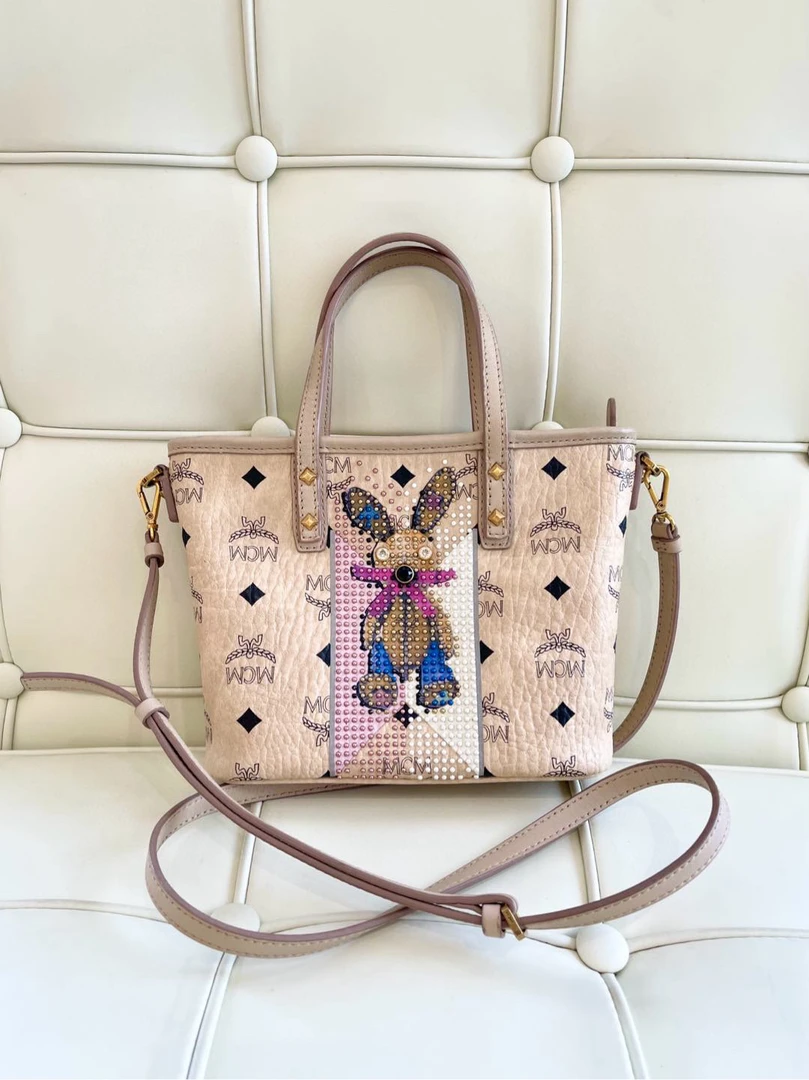 95新 MCM js117905 mcm小兔菜篮子斜挎包