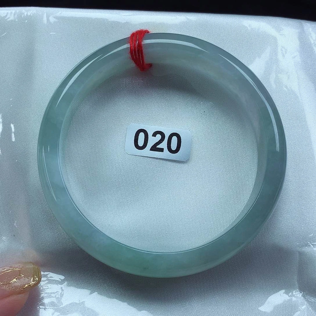 翡翠手镯未镶嵌翡翠手镯