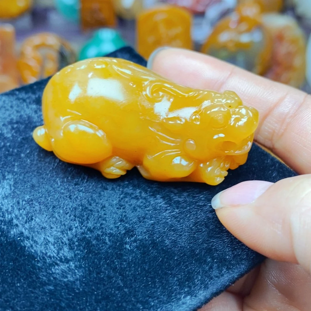 未镶嵌石英质玉（黄龙玉）颈饰
