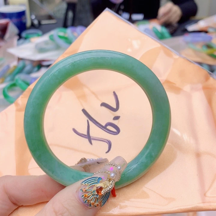 翡翠手镯未镶嵌翡翠手镯