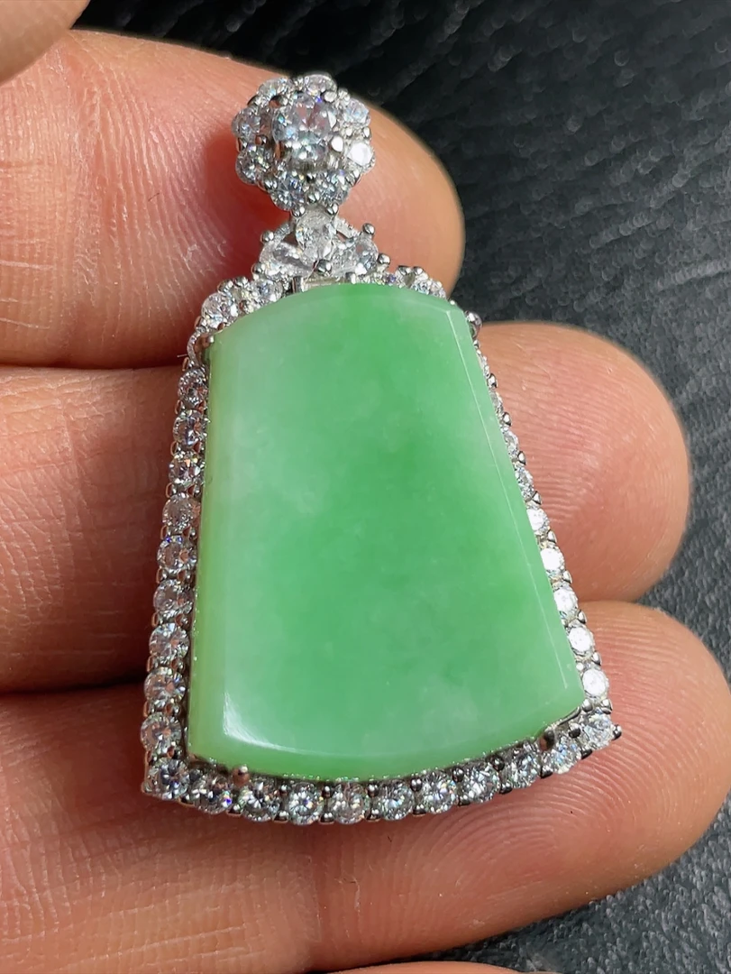 （缅甸翡翠A货）925银镶嵌冰种果绿无事牌吊坠（尺寸39.2-24-9.8