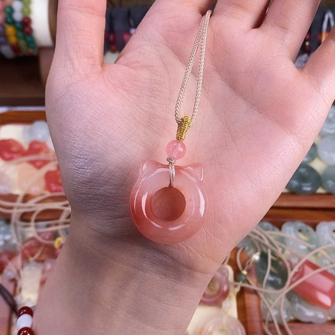 颈饰未镶嵌石英质玉鱼*