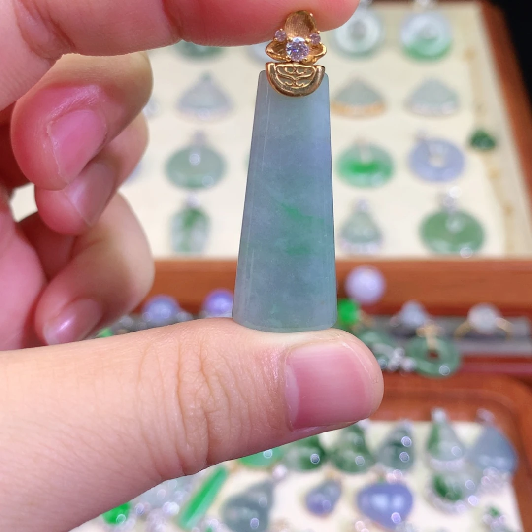 颈饰18K金镶嵌翡翠