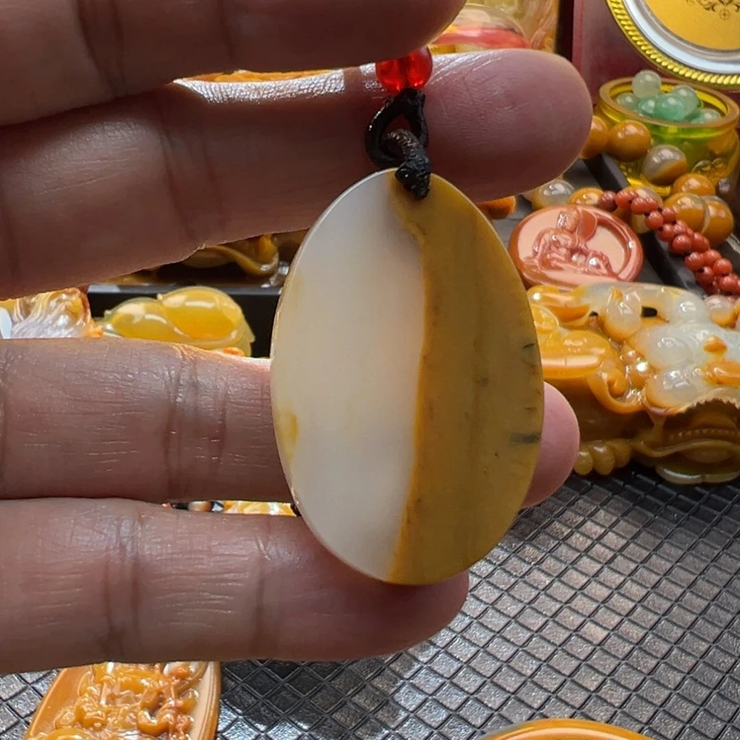 颈饰未镶嵌石英质玉