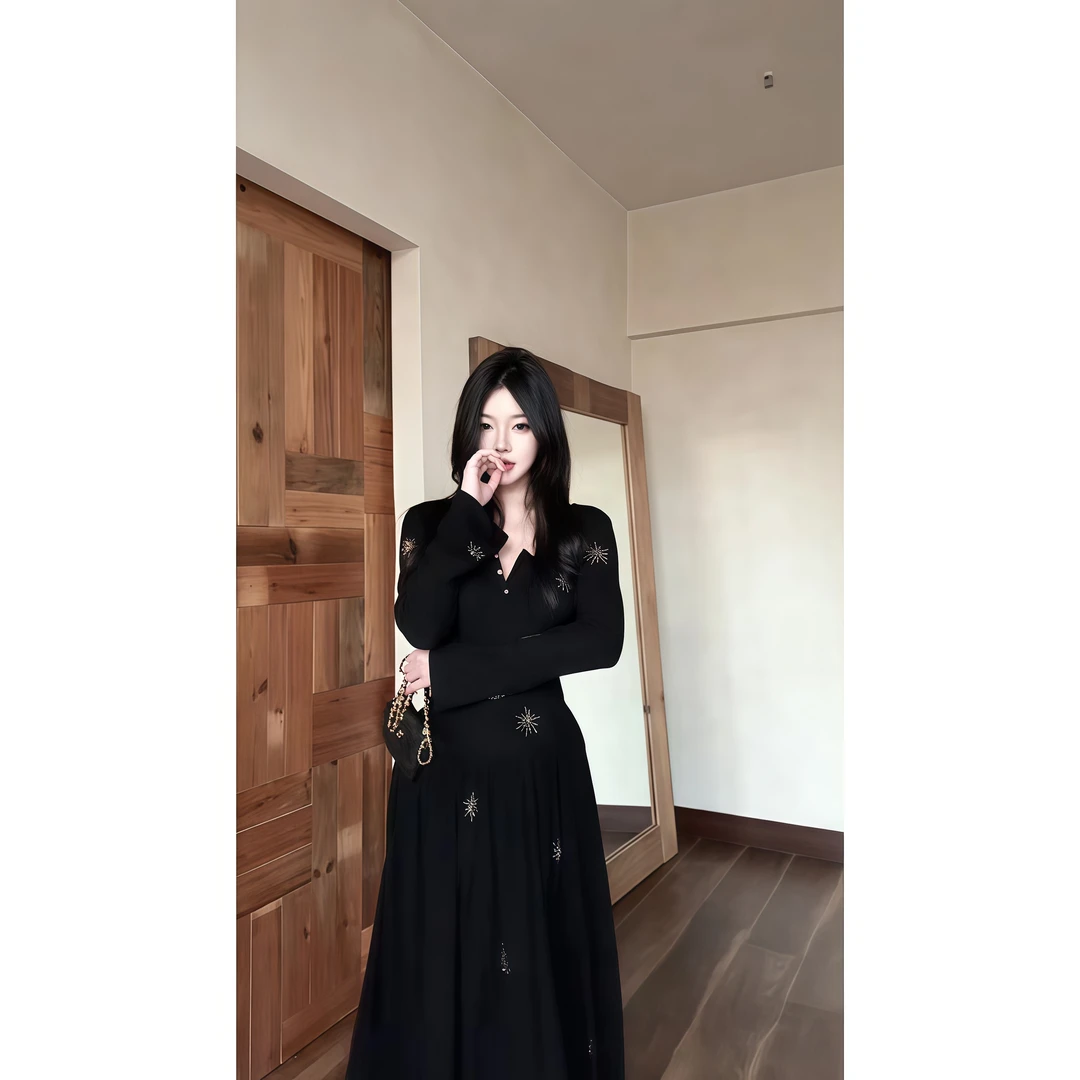 法式黑色新款V领长袖连衣裙女秋季御姐显身材性感纯欲收腰长裙子