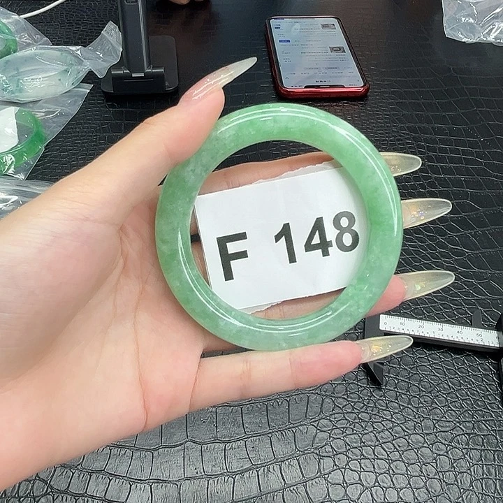 翡翠手镯未镶嵌默认瑕疵